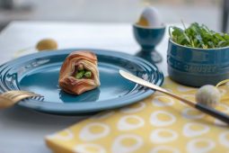 Feestelijke filo pakketjes met zalm en groene asperges