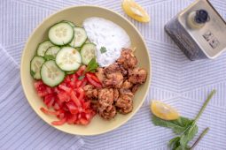 Griekse bowl orzo met gemarineerde kip en yoghurtsaus