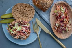 Broodje pulled chicken met coleslaw
