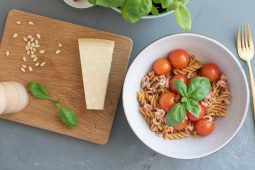 Pasta met rode pesto gepofte tomaatjes en garnalen