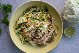 Volkoren noodlesalade met spitskool