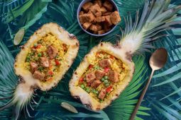 Ananas fried rice met vegetarische ‘jerk chicken’ (jerk tempeh)