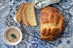 Challah met een vleugje saffraan (Joods brioche brood)