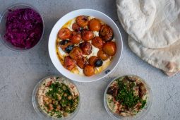 Gegrilde tomaten in yoghurt uit Ottolenghi Simple