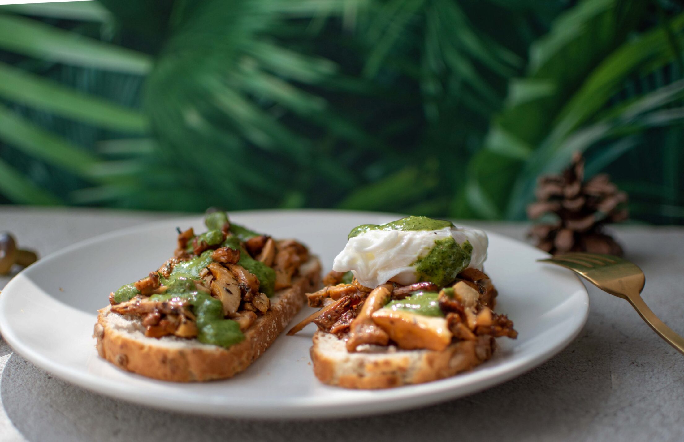 Paddenstoelen toast met ansjovis dressing My Food Blog