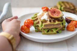 Groene wafels met vijgen en gepofte tomaat