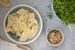 Pierogi met zuurkool en paddenstoelen