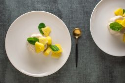 Vegan panna cotta met kokos en ananas