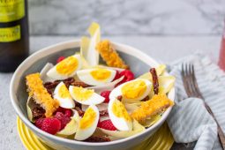 Simpele vegetarische witlofsalade met ei en framboos