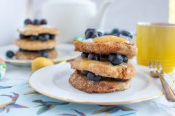 Wentelteefjes taartjes met blauwe bessen en lemon curd