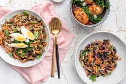 Regenboog noodle salade met Indonesisch gemarineerde eieren