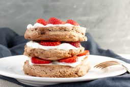 Vegan American pancakes met aardbei en haver fraiche