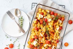 Vegetarische traybake met krieltjes