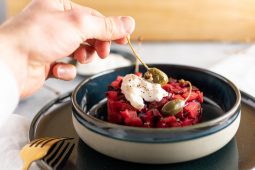 Bietentartaar met burrata en kapperappeltjes