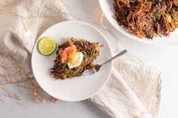 Regenboog latkes (Chanoeka aardappelpannenkoekjes)