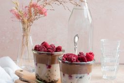 Oreo toetje met chocolade en framboos
