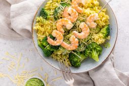 Pasta met broccoli pesto en garnalenspiesjes
