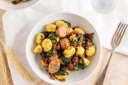 Gnocchi met spinazie, zongedroogde tomaat en vega worst