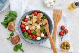 Italiaanse salade met brood, mozzarella en tomaat