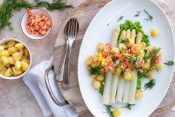 Witte asperges met rivierkreeftjes en ei