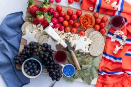 Koningsdag eten: rood-wit-blauwe borrelplank