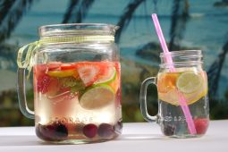 De 12 lekkerste koude zomerdrankjes (zonder alcohol)