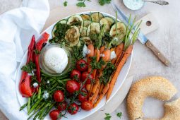 Vegetarische groenteschotel met gegrilde groenten