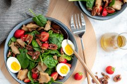 Zomerse vegetarische spinaziesalade met aardbeien