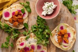 Naan met tandoori pompoen en radijs