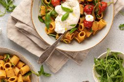 Pasta met rode pesto, rucola en burrata