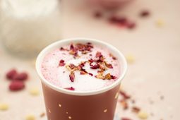 Red velvet latte met witte chocolade (perfect voor Valentijnsdag!)