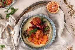 Loaded hummus met harissa gehaktballen en bloedsinaasappel