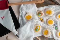 Meringue nestjes met lemon curd voor Pasen