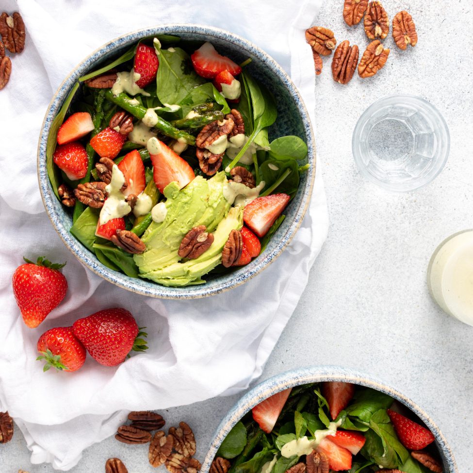Frisse groene aspergesalade met groene tahinidressing