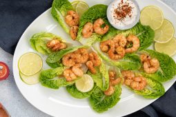 Cajungarnalen in schaaltjes van sla