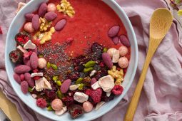 Heerlijke en gezonde roze smoothiebowl met bieten