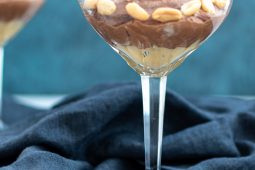 Snickers mousse (dessert van chocolade, pinda en karamel)