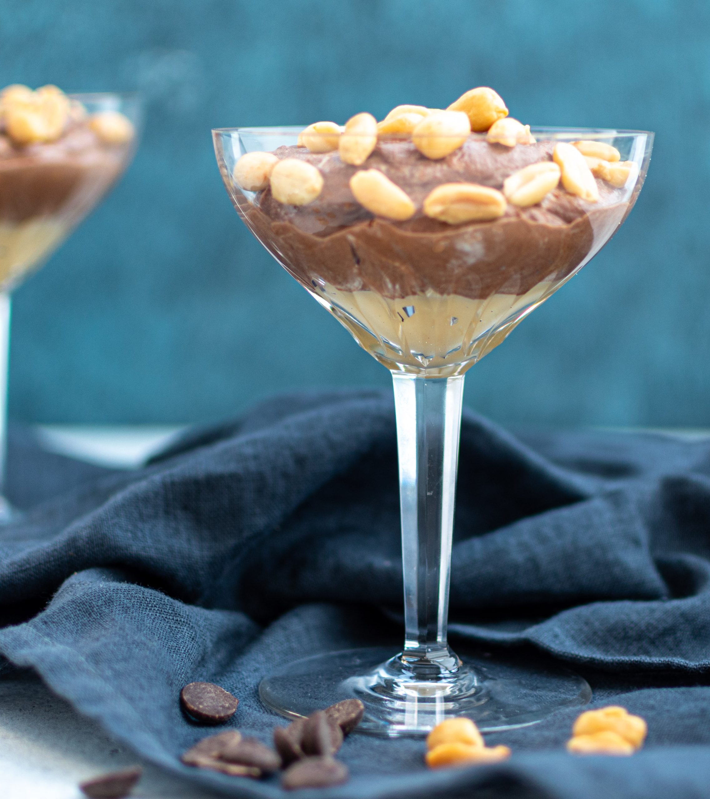 Snickers mousse (dessert van chocolade, pinda en karamel)