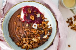 Zoete aardappel smoothiebowl met chocolade