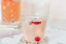 Mocktail met ginger ale, munt en framboos