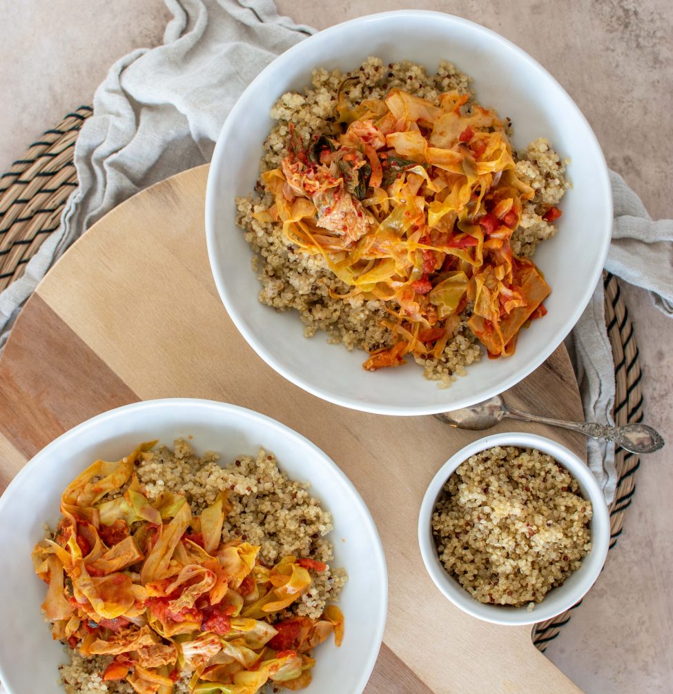 Roergebakken spitskool met kimchi en rijst