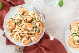 Tagliatelle met garnalen, tapenade en courgette