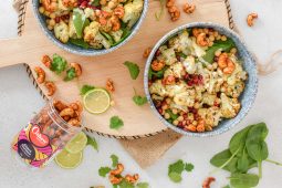 Bloemkoolsalade met harissa-nootjes en groene tahini