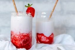 Frozen aardbei daiquiri mocktail met kokos