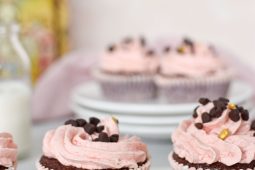 Glutenvrije chocolade cupcakes met aardbeien botercreme