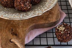 Snackballen met hennepzaad en cacao