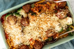 Pasta ovenschotel met (vega) gehaktballetjes