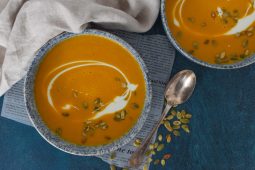 Kruidige pompoensoep met kokosmelk en curry
