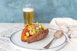 Gepofte zoete aardappel met linzen en guacamole
