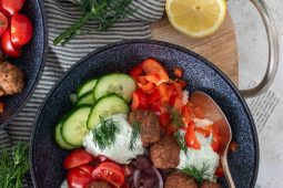 Griekse rijstbowl met vegetarische ballen